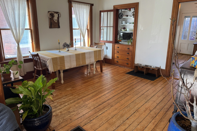 Dining Room - Affordable Room Open June 1st in Spacious 3 Bedroom Duplex (Seeking grad student) Duplex