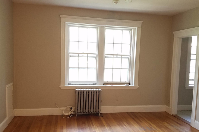 Main room - Charming Studio between Harvard and Porter Squares. Includes Heat!