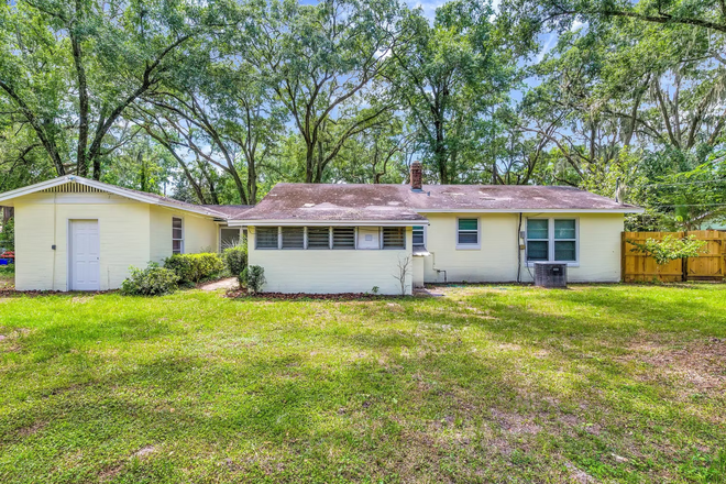 Backyard - 3 Bed 1 Bath short drive to campus House