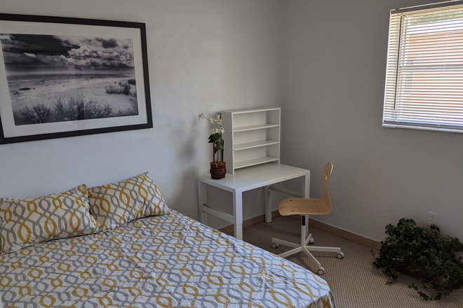 Bedroom - Master Bedroom w/ En Suite Bathroom Sublet