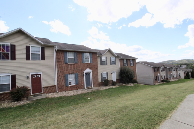 front - Devon Lane - 3 bedrooms 3.5 bath townhome for rent. Pre-leasing for the 26-27 school year!