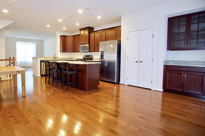 Kitchen - Greenbelt Townhome, 1 mile off-campus