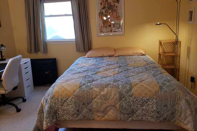 Queen bed - Cozy one-bedroom in West Medford House