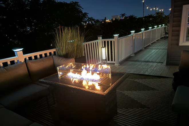 Roof top fire pit - Amazing 4BR w/ Rooftop Deck, theatre room, & Parking – Minutes from Johns Hopkins House