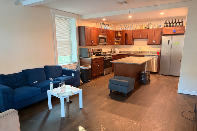 Living room and Kitech - Room near campus Townhome