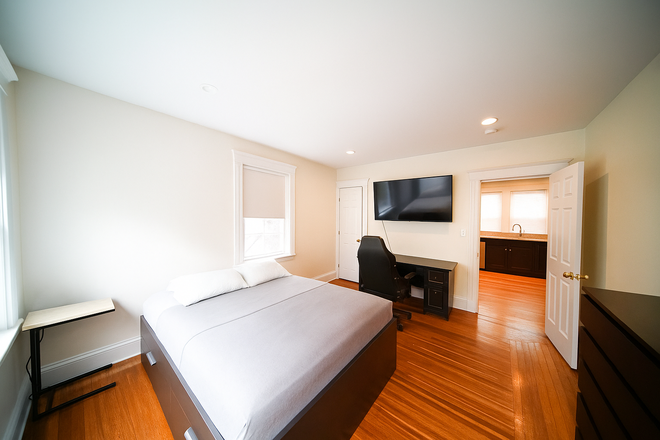 1 - Single Family Large 5 bed 2 bath Best off Campus Single Family for 9/1/26 Rent the Best! House