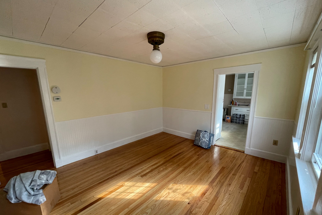 Dining room. - 1 BR, Quiet Neighborhood Close to Chestnut Hill Campus, Spacious, Well-Maintained Rental