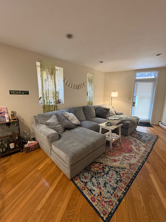 Living room - Spacious 2 bed 1 bath close to Northeastern campus