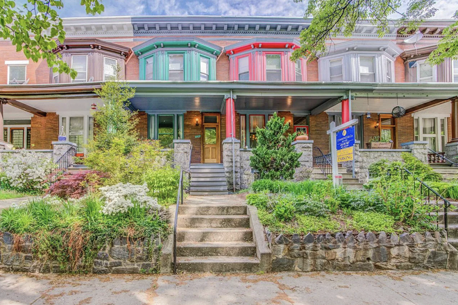 Outside of the house! It's the one in green. - Rowhome close to Homewood Campus