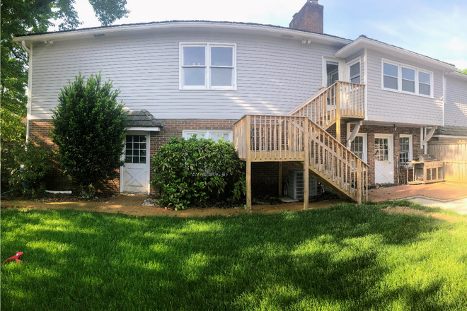 Backyard and Two Private Entrances - Large 2BR Furnished Walk-out Basement Apartment in West Hills; 10 min from campus