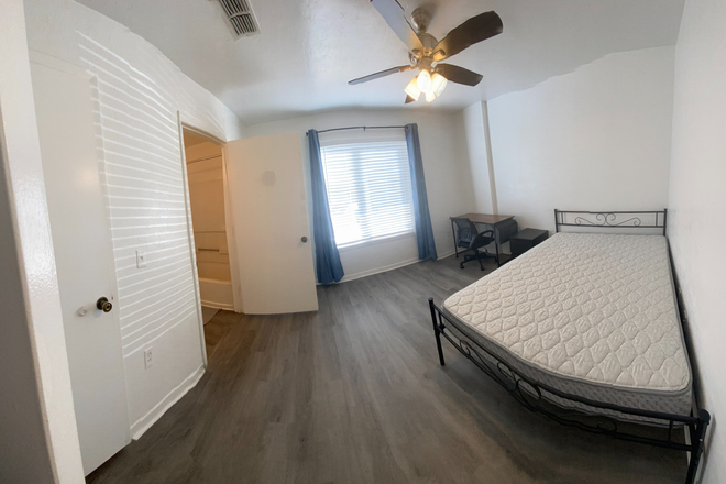 Spacious bedroom no carpet - FURNISHED 4/4 Condo UF Campus Available December 2025