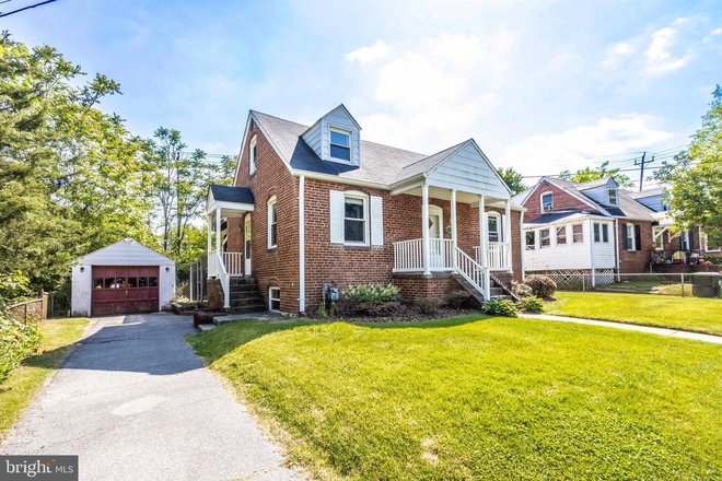 Front - Walk To Campus! Only 2 blocks away from the UMD Shuttle Stop!