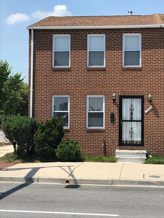 Front view - 1300 E Monument St