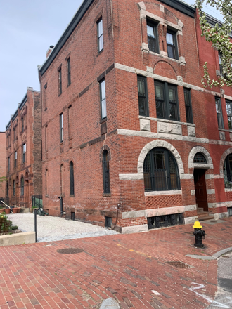  - Private 1bed plus den unit in brownstone SE