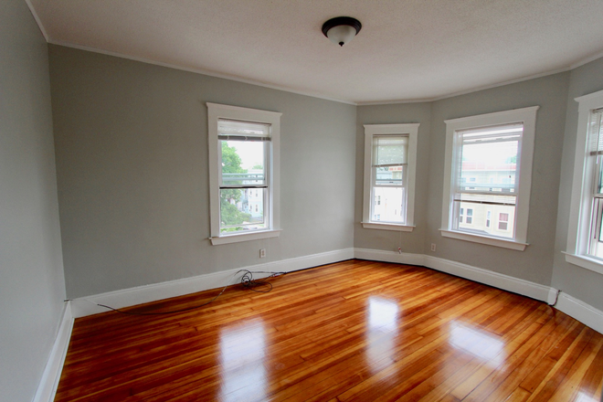 - - No Broker Fee!! Short Drive/Commute to Campus! Spacious 3 Bed w/ Laundry & Parking Apartments