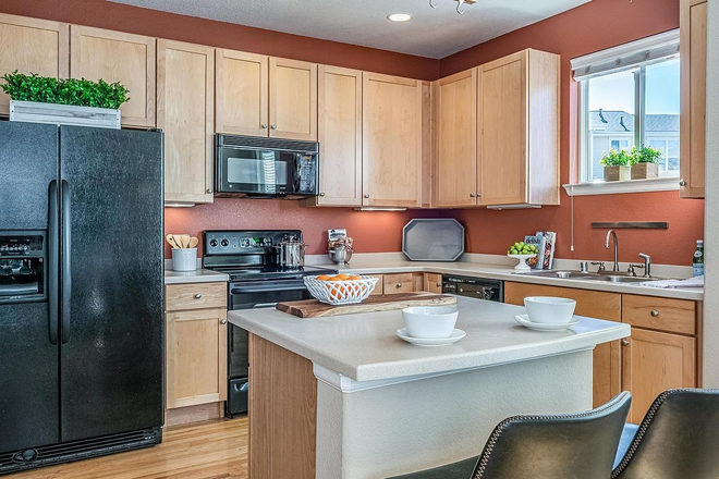 kitchen island - Lowry Townhome, center of the neighborhood. walkable to restaurants, shops, parks.