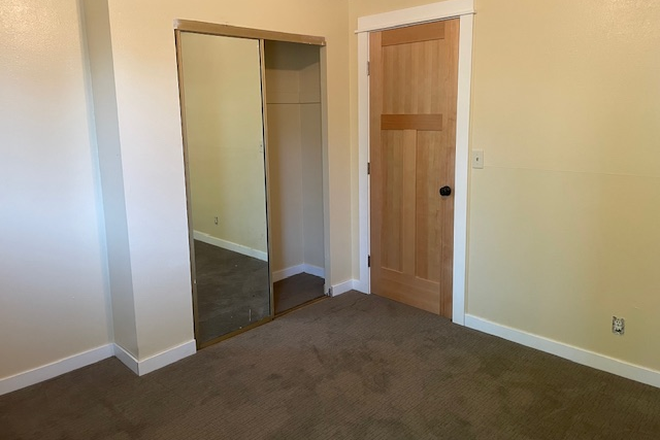 Available bedroom - Room in clean and quiet neighborhood off campus. Private bath, parking, internet and utilit. House