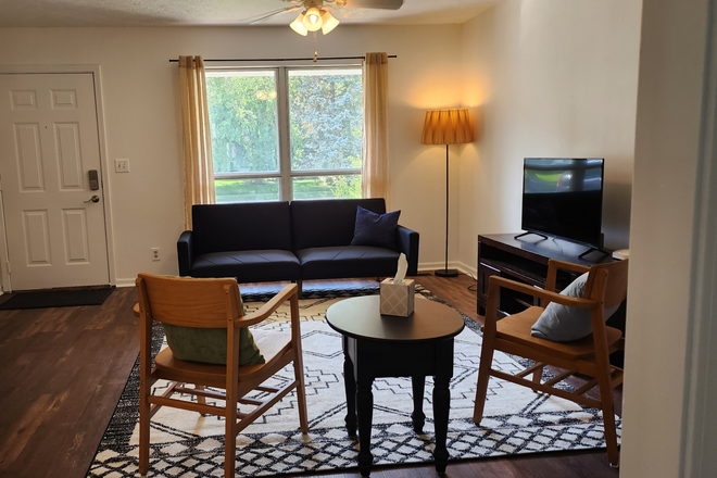 Living room - Bedroom to Rent in Quiet Neighborhood Environment - 6 min drive to Purdue Campus House