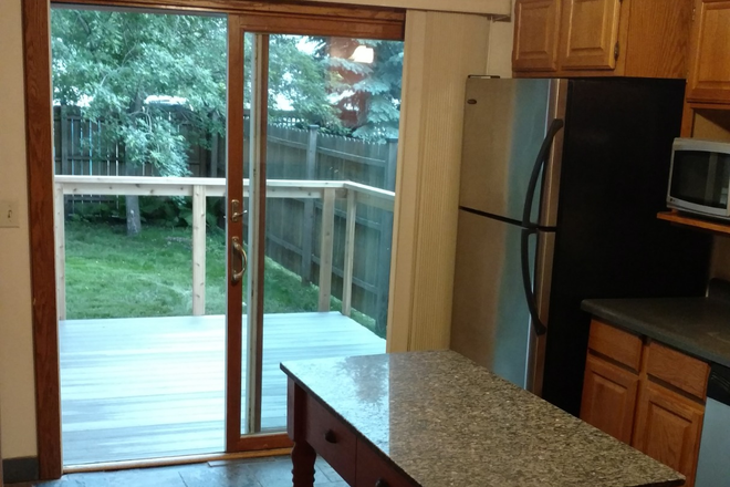 Kitchen - 4 Bedroom/2 bathroom house for rent: close to transit