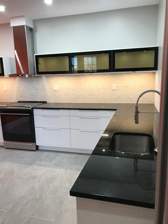 new kitchen - Awesome 5 bedroom apt!! New kitchen,2 new bathrooms,huge rooms,walk to class! RENT NOW '26!