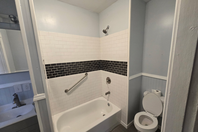 Bath - Spacious 1 bed Mt. Hope Apartments