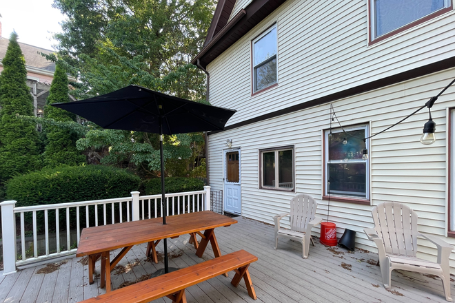 ... - SPACIOUS 6 BED WITH CENTRAL AIR AND BACKYARD House