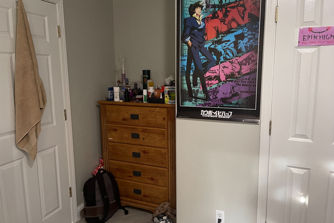 bedroom - Larkspur  Lounge block from  cat-tracks Current tenants House