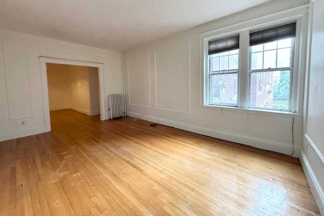 living room - Spacious Coolidge Corner 2 bed with parking - NO FEE! Apartments
