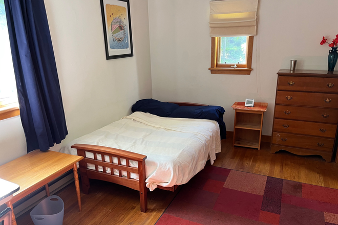 Bedroom and study room - Comfortable single Room with own bathroom, rent includes heat, all utilities and wifi