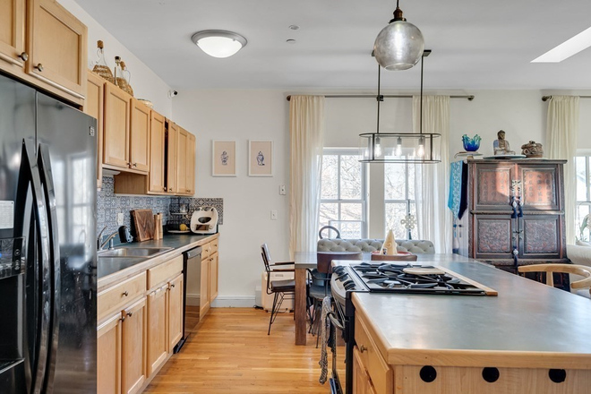. - GORGEOUS 3 Bed / 2 Bath w/ LAUNDRY IN UNIT! Heat & Hot Water Included!! Available 8/18/25! Apartments