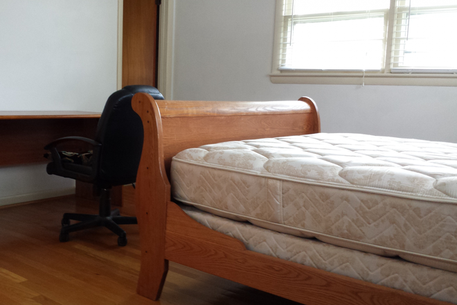 master bedroom - Entire House with 5 bedrooms and 3 bathrooms（$3000）