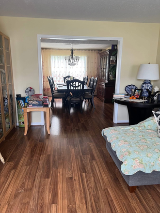 Common living space - Large Furnished bedroom with private bathroom available House