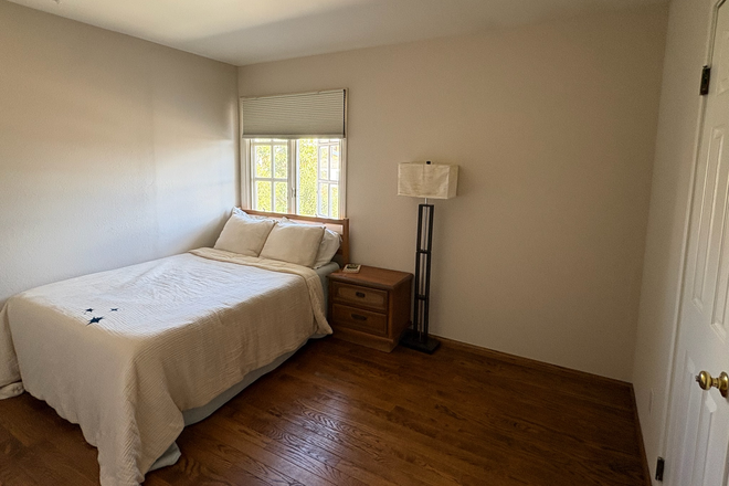 Available bedroom - Private Room in University City House, Female Roommates