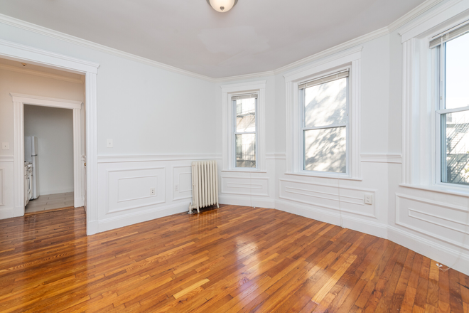 Hub Realty - Sunny studio with heat included, in handy location across from HMS Apartments