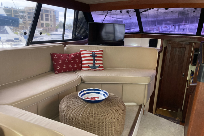 Salon w TV - Floating Condo