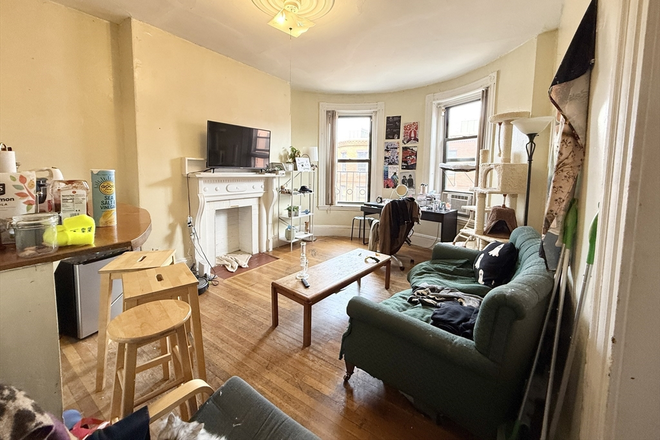 living - BEAUTIFULLY UPDATED 3 BED ON SYMPHONY!! HEAT/HOT WATER INCLUDED! AVAIL 9/1/26!! Apartments