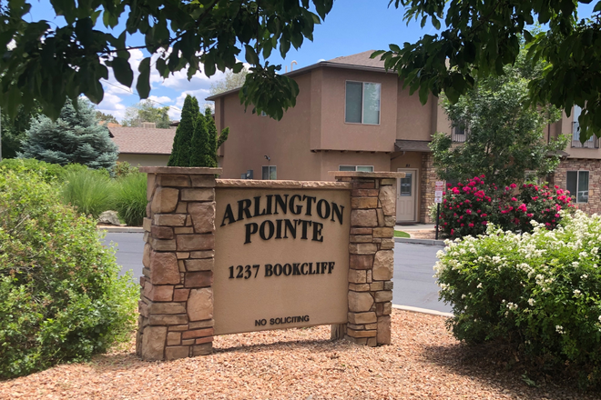 Arlington Pointe Townhome enterance - Arlington Pointe Townhomes