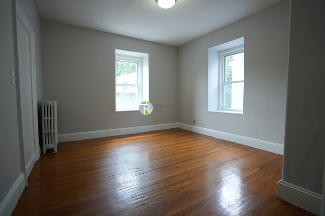 1 - AVAIL NOW | Awesome Brighton Townhouse | 4 Bed, 2 Bath | In-Building Laundry | Cats OK | NO FEE!