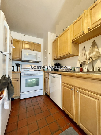 Kitchen - Beautiful 3 Bedroom Apartment - Prime Location on Park Dr. - Easy Commuting Access to BU