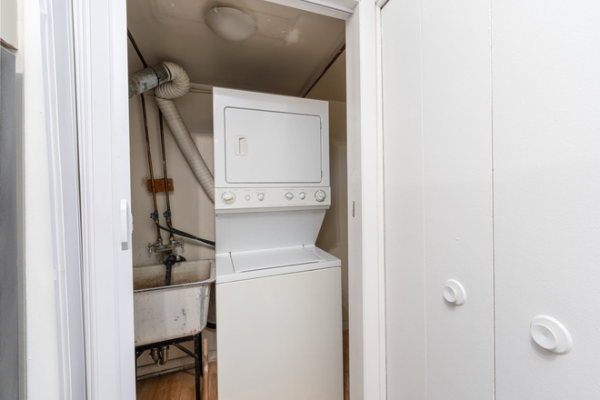 Washer/Dryer In-Unit - Updated 2 Bedroom/2 Bath Apt w/ Balcony 10 mins from University