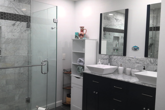 Bathroom - Easy walk or bike to campus. Quiet woodland view. House