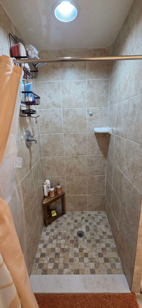 shower - ✨ PRIVATE BEDROOM + PRIVATE BATHROOM • FEMALE ONLY • $820/MONTH ( UTILITIES INCLUDED) Apartments