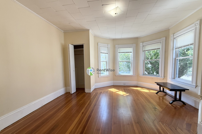 1 - AUG 2026 – Brighton 3 Bed with Laundry in Building. No Broker Fees!