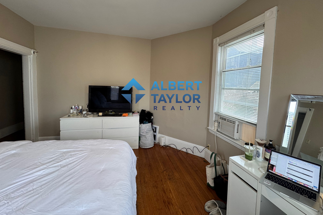 Bedroom #4 - Cheap 4 Bedroom on Sunset Street!