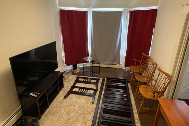 Living room - Maplewood Estates Apartments