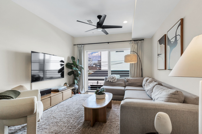 Living Room - Town House Close To University