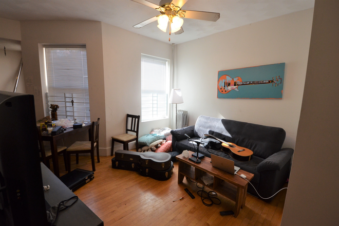 Living room - Remarkable Roomy 2 BR on Symphony GREAT LOCATION!!! Avail 9/1 Apartments