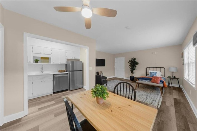 Fully remodeled condo: new floors, bathroom, kitchen, appliances and HVAC - GOODBYE ATL COMMUTES: INSTEAD WALK 2 EMORY U 4 Work/Residency/Studies from your HOME away from HOME