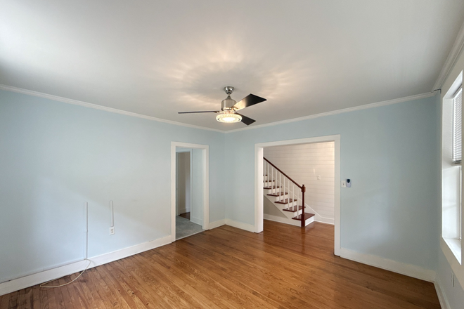 Living Room - Westside 3 Bed 2 bath 15 min walk/MUSC House