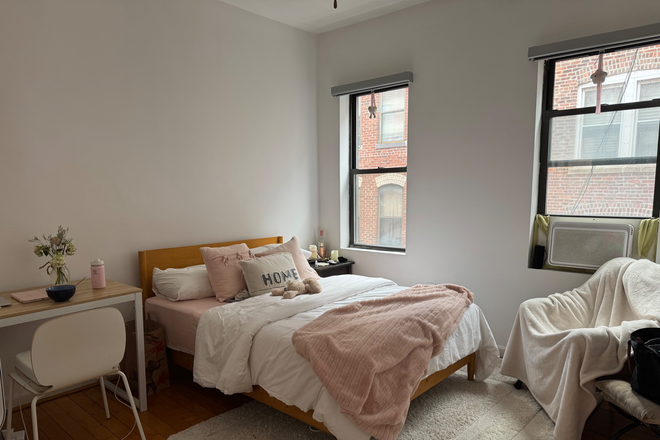 My room (view from door) - Spring Sublet 58 Westland Ave Unit 7 Apartments